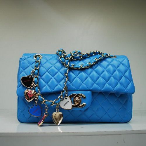cosmicsummerset:  I WANT this blue Chanel bag!!!!